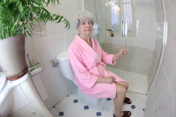 Широкоугольный Снимок Пожилой Женщины Большим Пальцем Вверх Сидящей Туалете — стоковое фото