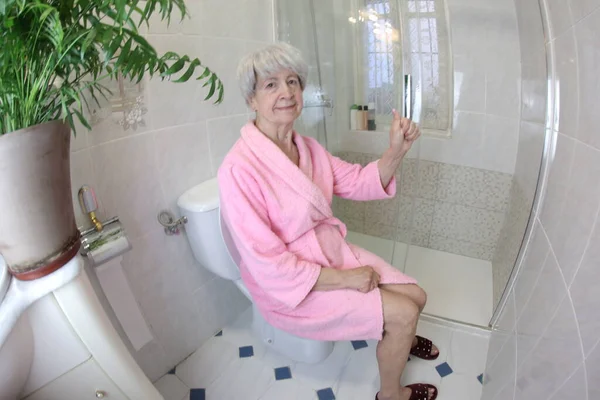 Szeroki Kąt Ujęcia Starsza Kobieta Pokazuje Kciuk Górę Gest Siedząc — Zdjęcie stockowe