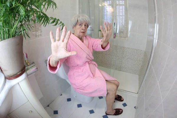 Широкоугольный Снимок Пожилой Женщины Показывающей Стоп Жест Руками Сидя Туалете — стоковое фото