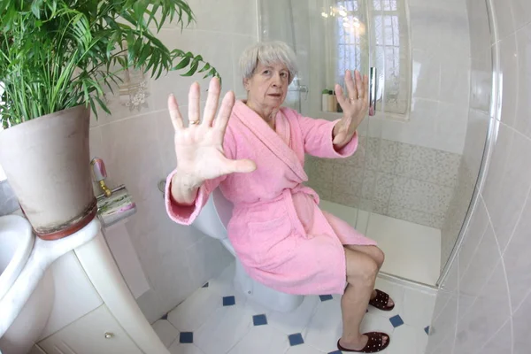 Weitwinkelaufnahme Einer Seniorin Die Auf Der Toilette Eine Stop Geste — Stockfoto