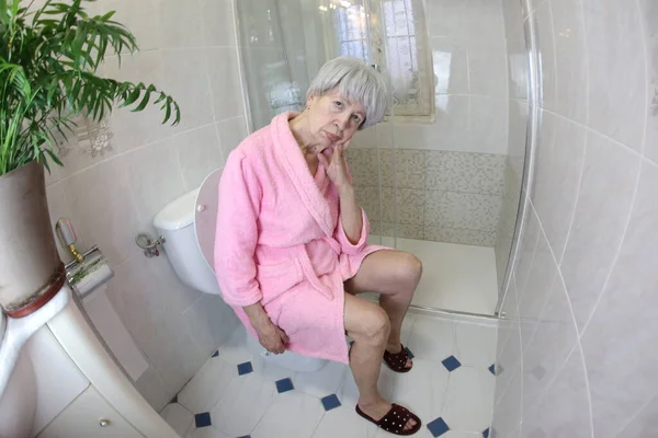 Tiro Ângulo Largo Mulher Entediada Sênior Sentada Banheiro — Fotografia de Stock