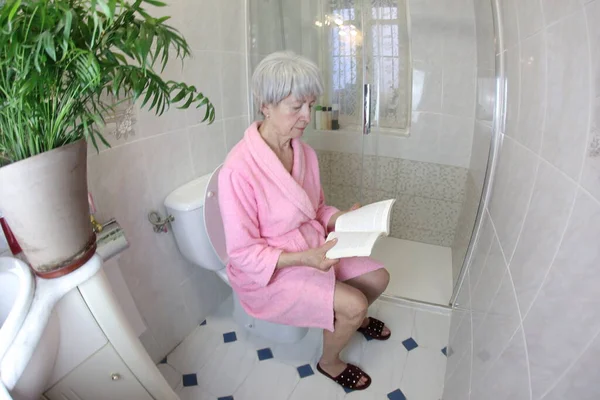 Tiro Ângulo Largo Mulher Sênior Livro Leitura Banheiro — Fotografia de Stock