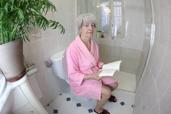 Szeroki Kąt Ujęcie Starsza Kobieta Czytania Książki Toalecie — Zdjęcie stockowe