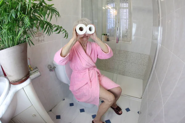 Široký Úhel Záběr Starší Ženy Toaletním Papírem Role Sedí — Stock fotografie