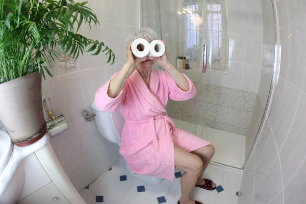 Szeroki Kąt Strzał Starszej Kobiety Rolki Papieru Toaletowego Siedzi Toalecie — Zdjęcie stockowe