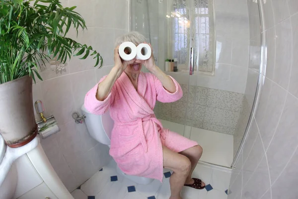 Vidvinkel Skott Senior Kvinna Med Toalettpapper Rullar Sitter Toaletten — Stockfoto