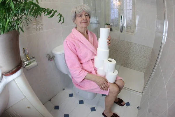 Colpo Grandangolare Donna Anziana Con Rotoli Carta Igienica Seduta Bagno — Foto Stock