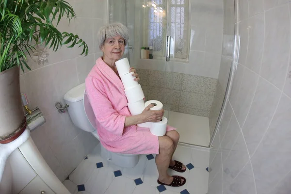 Sudut Lebar Ditembak Wanita Senior Dengan Gulungan Kertas Toilet Duduk — Stok Foto