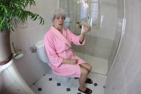 Weitwinkelaufnahme Einer Seniorin Mit Leerer Toilettenpapierrolle Der Toilette — Stockfoto