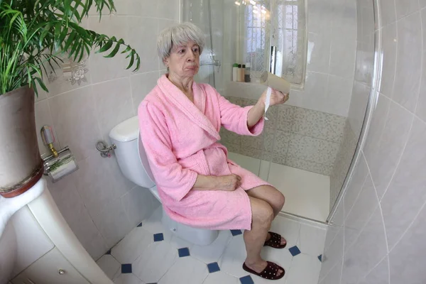 Szeroki Kąt Ujęcia Starszej Kobiety Pustym Rolki Papieru Toaletowego Siedzi — Zdjęcie stockowe