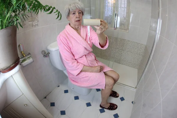 Vidvinkel Skott Senior Kvinna Med Tom Toalettpapper Rulle Sitter Toaletten — Stockfoto