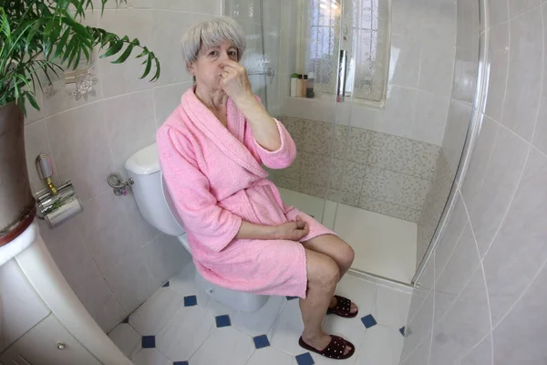 Tiro Ângulo Largo Mulher Sênior Cobrindo Nariz Enquanto Sentado Banheiro — Fotografia de Stock