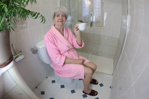 Tiro Ângulo Largo Mulher Sênior Com Xícara Chá Sentado Banheiro — Fotografia de Stock