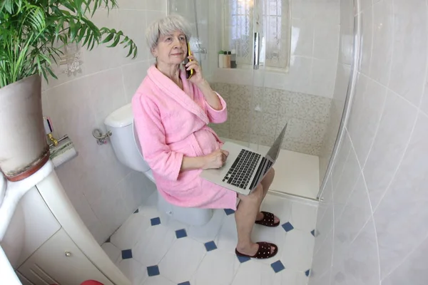 Широкоугольный Снимок Разговора Пожилой Женщины Телефону Работы Ноутбуком Туалете — стоковое фото