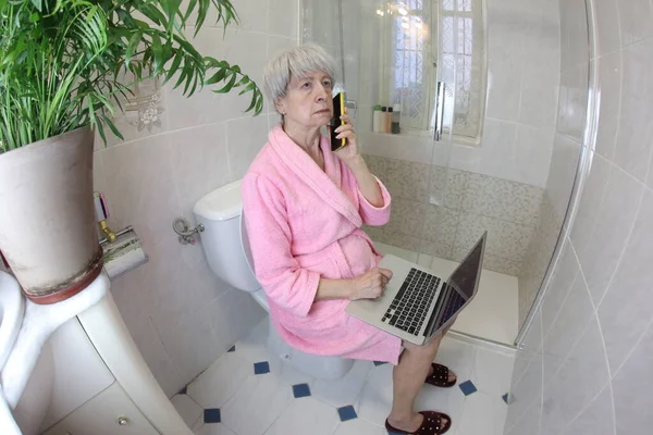 Ευρύ Πλάνο Γωνία Της Ηλικιωμένης Γυναίκας Μιλάμε Από Τηλέφωνο Και — Φωτογραφία Αρχείου
