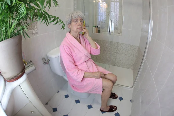 Wide Angle Shot Senior Woman Talking Phone Toilet — Stock Photo, Image