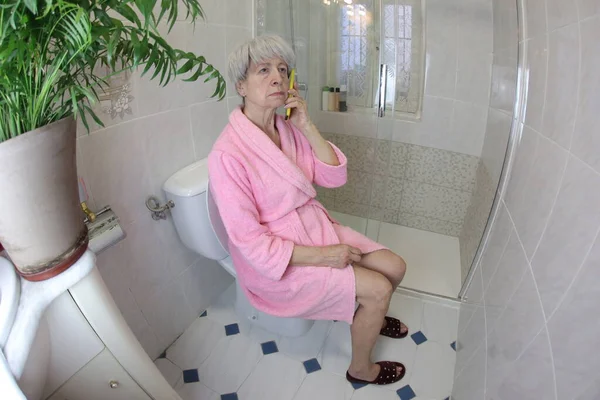 Szeroki Kąt Ujęcia Starsza Kobieta Rozmawia Przez Telefon Toalecie — Zdjęcie stockowe