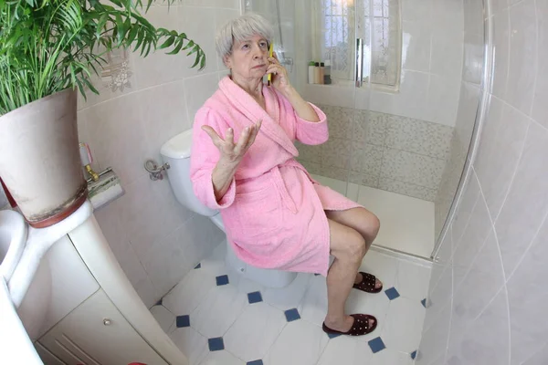 トイレで電話で話す先輩の広角撮影 — ストック写真