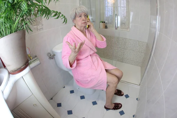 Szeroki Kąt Ujęcia Starsza Kobieta Rozmawia Przez Telefon Toalecie — Zdjęcie stockowe