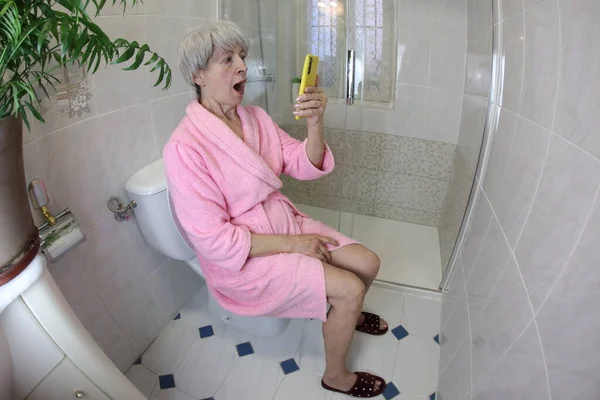 Широкоугольный Снимок Пожилой Женщины Помощью Смартфона Туалете — стоковое фото