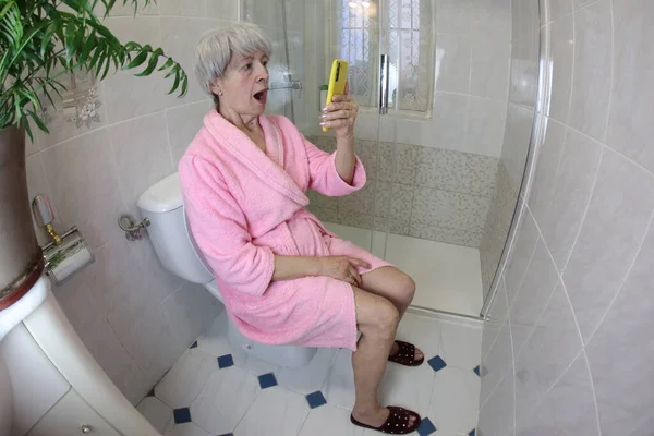 Tiro Ângulo Largo Mulher Idosa Usando Smartphone Banheiro — Fotografia de Stock