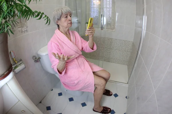 Wide Angle Shot Senior Woman Using Smartphone Toilet — Stock Photo, Image