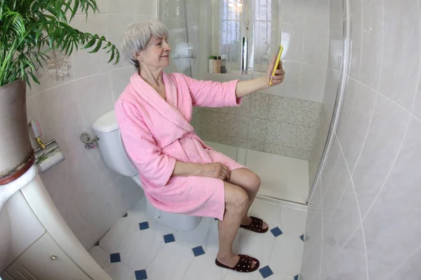 Weitwinkelaufnahme Einer Seniorin Die Ein Selfie Macht Während Sie Auf — Stockfoto
