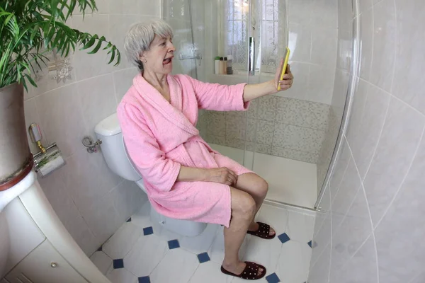 Szeroki Kąt Ujęcie Starsza Kobieta Robi Selfie Siedząc Toalecie Łazience — Zdjęcie stockowe