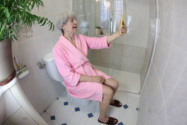 Banyoda Tuvalette Otururken Selfie Çeken Yaşlı Bir Kadının Geniş Açılı — Stok fotoğraf