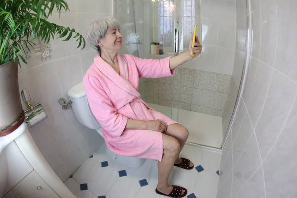 Szeroki Kąt Ujęcie Starsza Kobieta Robi Selfie Siedząc Toalecie Łazience — Zdjęcie stockowe