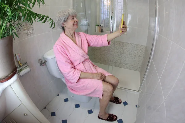 Vidvinkel Skott Senior Kvinna Som Tar Selfie När Sitter Toaletten — Stockfoto