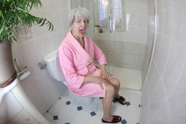 Vidvinkel Skott Senior Kvinna Skriker Medan Sitter Toaletten Toaletten — Stockfoto