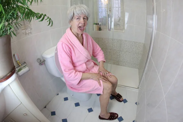 Amplio Ángulo Tiro Mujer Mayor Gritando Mientras Está Sentada Baño — Foto de Stock