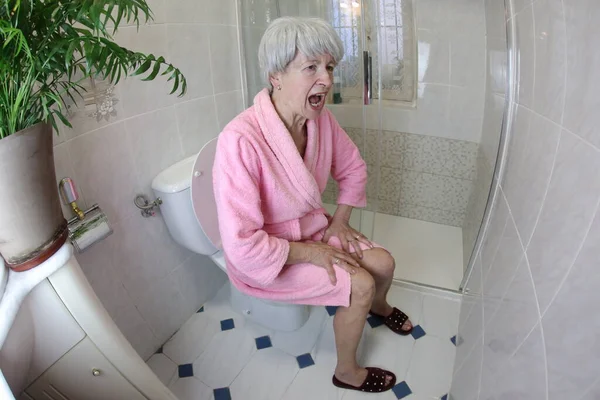 Weitwinkelaufnahme Einer Schreienden Seniorin Auf Toilette Badezimmer — Stockfoto
