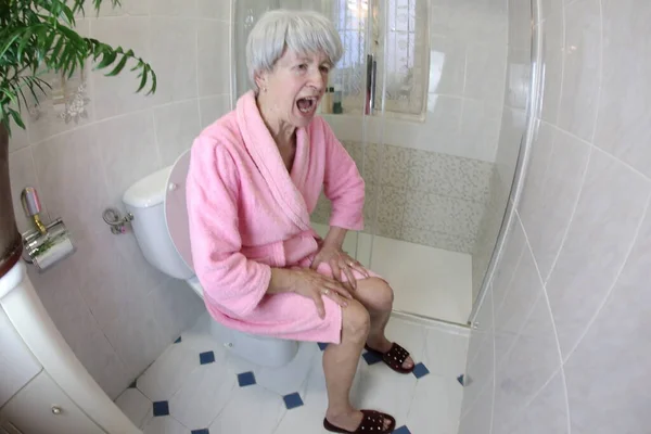 Banyoda Tuvalette Otururken Bağıran Yaşlı Kadının Geniş Açılı Görüntüsü — Stok fotoğraf