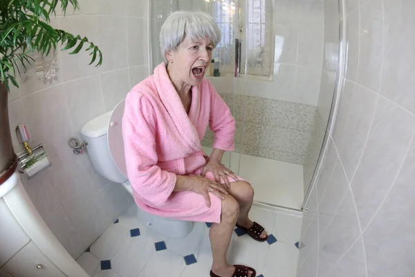 Szeroki Kąt Ujęcia Starszej Kobiety Krzyczącej Podczas Siedzenia Toalecie Łazience — Zdjęcie stockowe