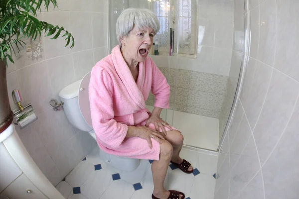 Tiro Ângulo Largo Mulher Sênior Gritando Enquanto Sentado Banheiro Banheiro — Fotografia de Stock