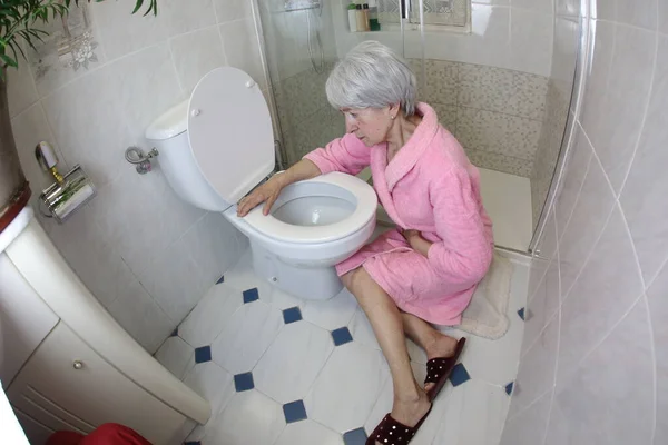 Groothoek Schot Van Senior Vrouw Zitten Buurt Van Toilet Badkamer — Stockfoto