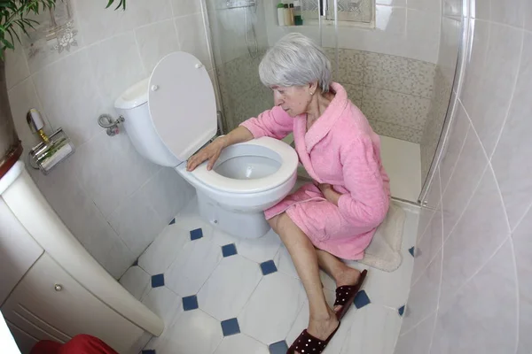 Banyoda Tuvaletin Yanında Oturan Yaşlı Kadının Geniş Açı Çekimi Gıda — Stok fotoğraf