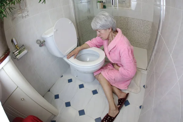 Plan Grand Angle Femme Âgée Assise Près Des Toilettes Salle — Photo