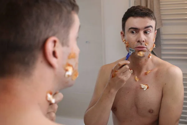 Porträt Eines Hübschen Jungen Mannes Mit Schnitten Beim Rasieren Vor — Stockfoto