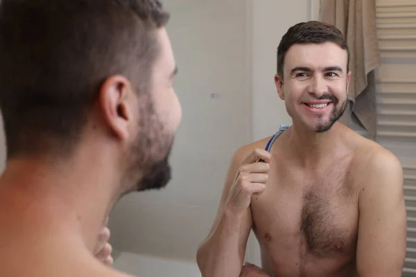 욕실에서 앞에서 수염을 반쯤밀고 잘생긴 청년의 — 스톡 사진