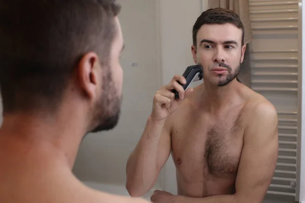 Potret Pria Muda Tampan Dengan Jenggot Setengah Dicukur Depan Cermin — Stok Foto