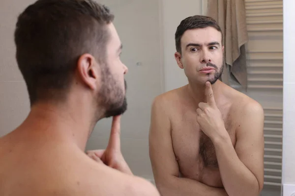 Porträtt Stilig Ung Man Med Halvrakat Skägg Framför Spegeln Badrummet — Stockfoto