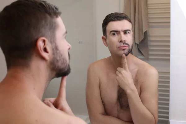 浴室の鏡の前に髭を剃ったハンサムな青年の肖像画 — ストック写真