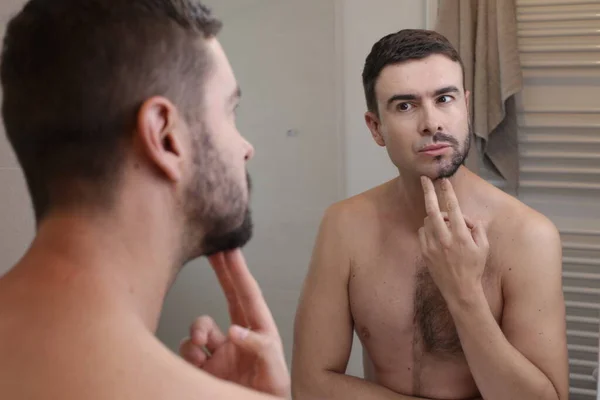 Retrato Belo Jovem Com Barba Meio Raspada Frente Espelho Banheiro — Fotografia de Stock