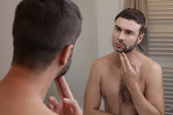 Porträt Eines Hübschen Jungen Mannes Mit Halbrasiertem Bart Vor Dem — Stockfoto
