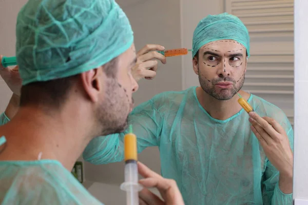Tıbbi Cerrahi Kostümlü Yakışıklı Bir Genç Aynanın Önünde Estetik Ameliyata — Stok fotoğraf