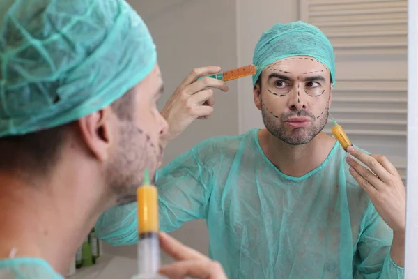 Tıbbi Cerrahi Kostümlü Yakışıklı Bir Genç Aynanın Önünde Estetik Ameliyata — Stok fotoğraf