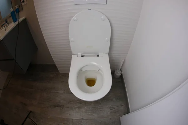 现代浴室肮脏厕所的特写镜头 — 图库照片